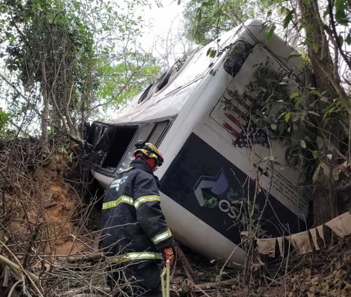 Uma pessoa morreu e 31 ficaram feridas após ônibus sair da pista e cair em ribanceira no Naque; Motociclistas ficam feridos em colisão na BR-381, em João Monlevade