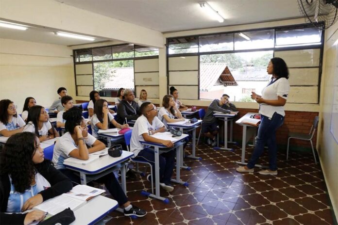 Pais e responsáveis que desejam inscrever seus filhos podem realizar o cadastro no Sistema Único de Cadastro e Encaminhamento para Matrícula (Sucem) até primeiro de novembro