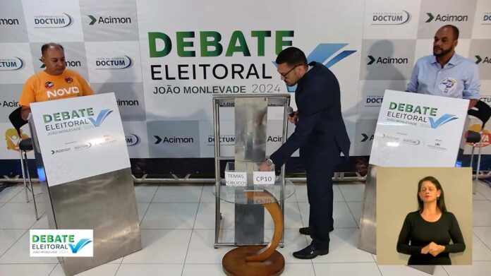 Sem Título-7 Apenas os candidatos Luiz Carlos (PL) e Zé Roberto (Novo) compareceram ao debate Acimon e Faculdade Doctum; Candidato à reeleição, Dr. Laércio (PT) foi um dos ausentes e o mais atacado