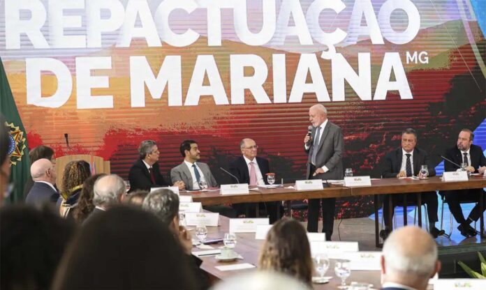 Presidente criticou ganância de mineradoras durante assinatura do novo acordo que prevê mais R$ 100 bilhões acrescidos ao que já havia sido pactuado anteriormente