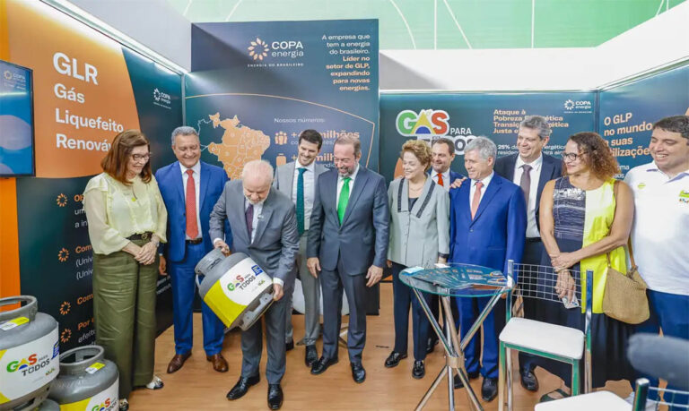 Lei Combustível do Futuro é sancionada e governo projeta investimentos na produção de etanol Lei Combustível do Futuro é sancionada e governo projeta investimentos na produção de etanol