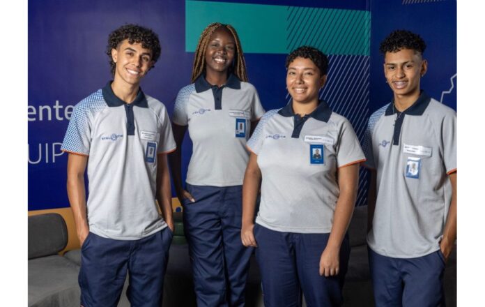 O Programa Jovem Aprendiz da Stellantis terá início em novembro e terá uma duração de até dois anos, com carga horária de 4 horas diárias.