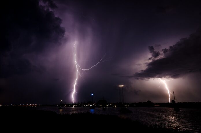 lightning-1625550_1280 O Inmet prevê chuva variando entre 30 e 100 mm por dia, acompanhadas de ventos fortes com velocidades de 60 a 100 km/h.