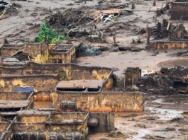 O rompimento da barragem de Mariana resultou na morte de 19 pessoas e do feto de uma sobrevivente, além de liberar 40 milhões de metros cúbicos de resíduos tóxicos no Rio Doce