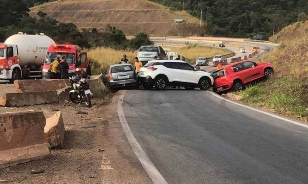 Foto Redes Sociais - Acidente deixou 8 feridos em afunilamento de pista no Trevo de Caeté, no último mês de junho Mapeamento de áreas emergenciais é feito pelo Movimento Pró-Vidas da BR-381, com apoio do Sevor e Anjos do Asfalto; Objetivo da iniciativa é contribuir para que sejam tomadas ações imediatas para reduzir acidentes