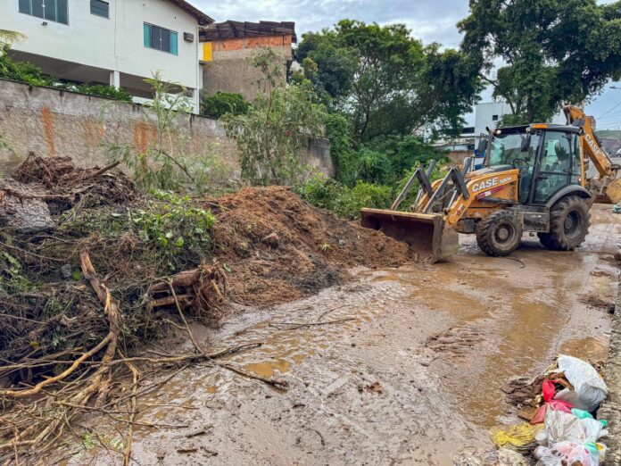 LIMPEZA 2 Medidas preventivas para o período chuvoso já acumulam 175 toneladas de entulho e lixo retiradas somente em um trecho de córrego na área urbana de Ipatinga