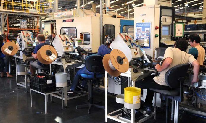 Do total dos mais de 400 mil novos postos de trabalho criados nos nove primeiros meses de 2024,  57,4% das vagas foram ocupadas por jovens de 18 e 24 anos