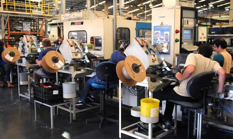 Do total dos mais de 400 mil novos postos de trabalho criados nos nove primeiros meses de 2024,  57,4% das vagas foram ocupadas por jovens de 18 e 24 anos