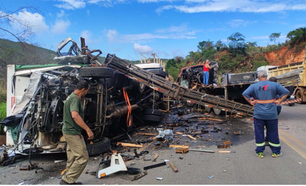 Sem Título-3 Veículo de carga perdeu o freio e se chocou contra ônibus, caminhões e carro de passeio na altura do KM 430 da BR-381; Um homem ficou gravemente ferido e passageiros do coletivo tiveram ferimentos leves