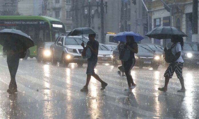 Aviso laranja prevê chuvas de até 100 mm/dia, com ventos intensos de 100 km/h, risco de corte de energia elétrica; Órgão também alerta para riscos queda de galhos de árvores, alagamentos e de descargas elétricas