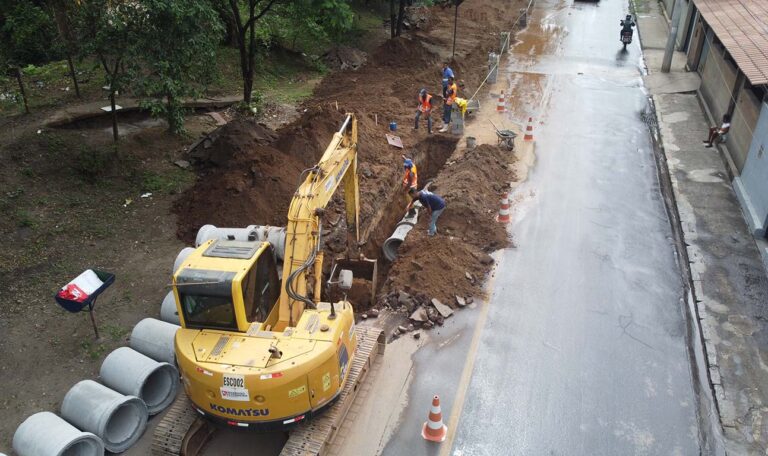 Obras de drenagem e pavimentação têm o objetivo de melhorar o escoamento da água de chuva e mitigar danos recorrentes; Situação de risco afeta há anos qualidade de vida de moradores de João Monlevade