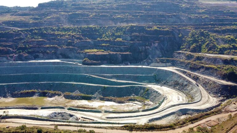 Mais do que uma mera obrigação legal, o relatório é uma poderosa ferramenta de transparência e controle, permitindo um monitoramento rigoroso das operações minerárias e assegurando a conformidade com normas ambientais e de segurança