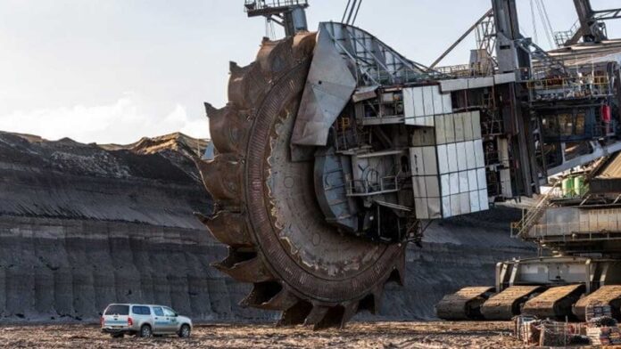 Com 226 metros de comprimento e 14 mil toneladas, a Bagger 293 promete transformar a indústria mineral ao substituir o trabalho de milhares de mineradores e aumentar a eficiência nas operações