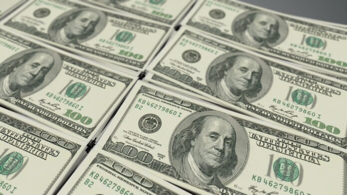 usd-2874026_1280 (1) Às 9h45, o dólar à vista registrava um aumento de 0,83%, cotado a R$ 5,9629 na venda. Em seu ponto mais alto do dia, a moeda norte-americana chegou a R$ 5,9835