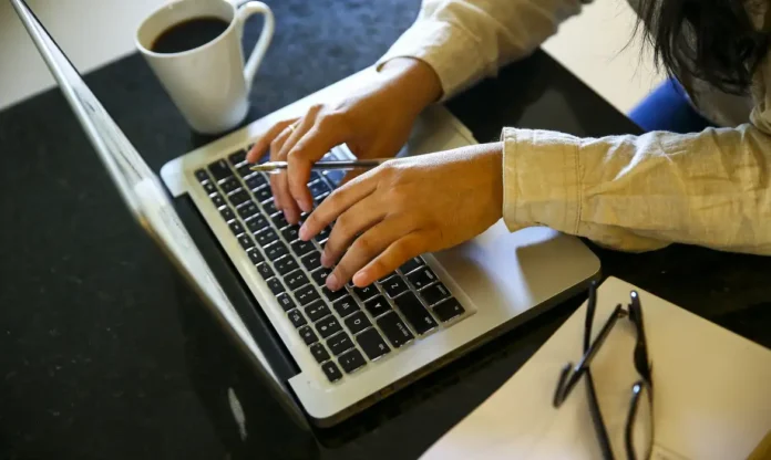 Para concorrer as vagas Home Office dentro da empresa, os candidatos devem atender a alguns requisitos importantes, além de um bom domínio do inglês é fundamental, já que o trabalho envolve interação com equipes internacionais