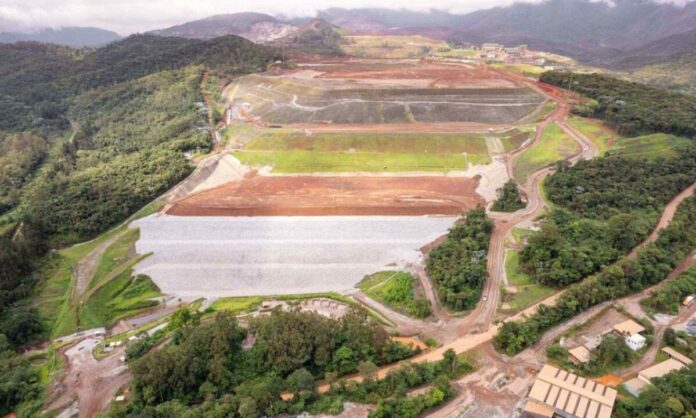 1_barragem_mariana_2024_12-43254901 Para assegurar a segurança das barragens, a mineradora informa que as principais estruturas em Mariana são monitoradas constantemente, 24 horas por dia, sete dias por semana, por meio dos Centros de Monitoramento Geotécnico (CMGs)