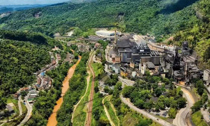 ArcelorMittal O cenário atual de incertezas econômicas, especialmente com as perspectivas de crescimento do PIB brasileiro abaixo dos 3% ao ano, e a forte concorrência do aço importado, principalmente da China, levaram a ArcelorMittal a reavaliar seus planos