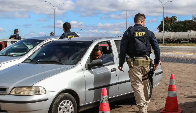Decreto estabelece diretrizes para o uso gradativo de armas para evitar a violência policial e a discriminação em todo o país