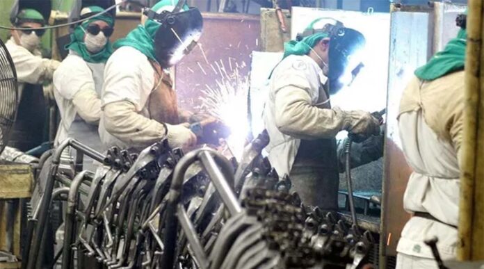 Sem Título-3 Relatório da Confederação Nacional da Industria aponta crescimento de 2,4% no ano que vem; CNI espera que 2024 termine com alta de 3,5% na indústria