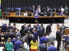 Para evitar derrota, texto manteve brechas para supersalários; Deputados fecharam um acordo para que as mudanças no BPC sejam discutidas pela Câmara apenas por meio de projeto de lei ordinária