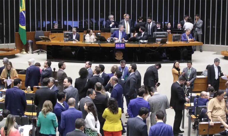 Para evitar derrota, texto manteve brechas para supersalários; Deputados fecharam um acordo para que as mudanças no BPC sejam discutidas pela Câmara apenas por meio de projeto de lei ordinária