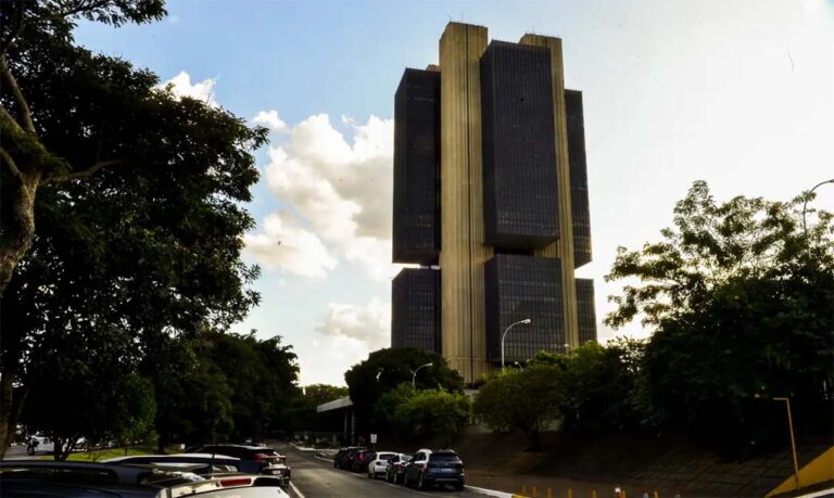 Expectativa é que Selic chegue a 12% neste ano, segundo Boletim Focus; Veja também previsão para o IPCA e dólar