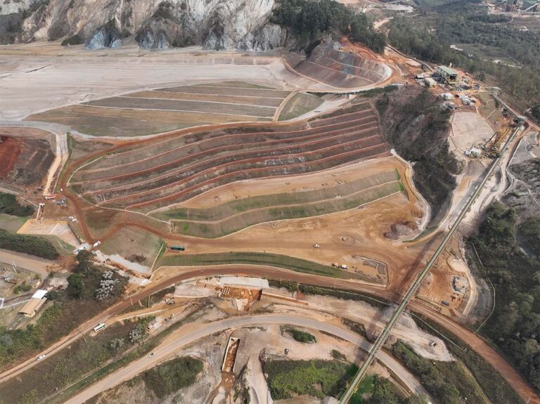 Samarco utiliza mais de 3 milhões de toneladas de rejeitos em obras de descaracterização de barragens em Mariana Samarco utiliza mais de 3 milhões de toneladas de rejeitos em obras de descaracterização de barragens em Mariana