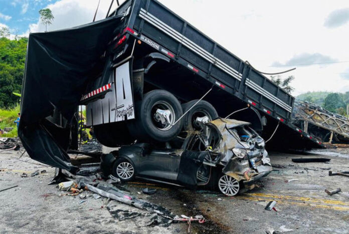 Sem Título-7 Maioria das vítimas na colisão é de passageiros do ônibus que viajava de São Paulo para a Bahia; Acidente ocorreu na altura de Teófilo Ottoni, Capital Mundial das Pedras Preciosas
