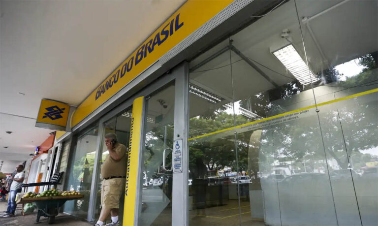 Febraban recomenda utilização de meios eletrônicos para suprir falta de atendimento nos bancos; PIX é considerado alternatíva ágil e segura