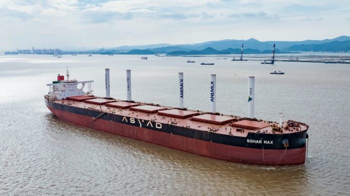 Tecnologia no Valemax Sohar Max gera expectativa de ganhos de eficiência de 6% e redução de 3 mil t de CO2 equiv./ano; Navio esteve no Porto de Tubarão, em Vitória (ES), vindo da China
