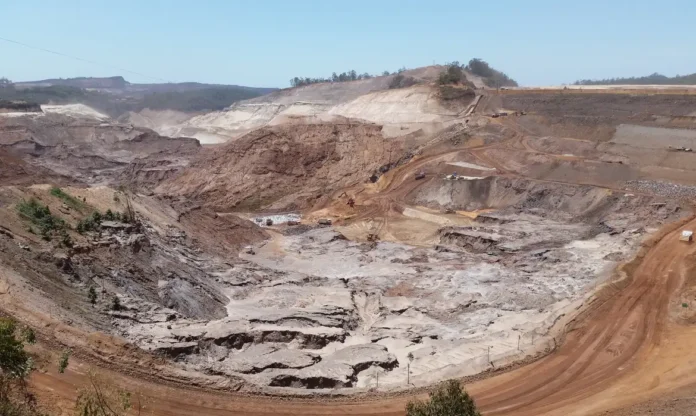 A questão sobre a Barragem do Fundão gerou controvérsias, especialmente após a publicação de aditivos contratuais nos Diários Oficiais de Aimorés e Ipatinga, em 2019, que confirmaram o adiantamento de R$ 630.115,33 como parte do êxito da ação coletiva