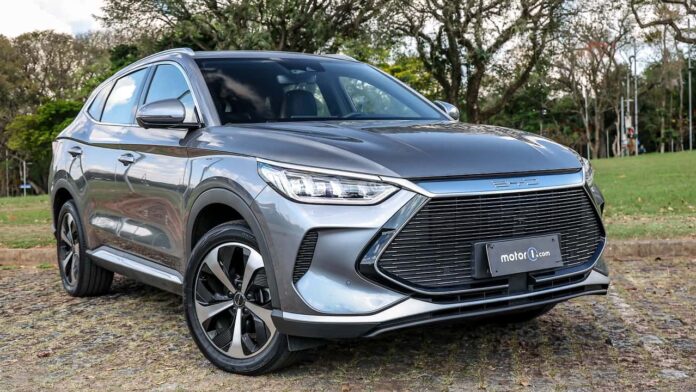 A chegada desse motor híbrido flex é um marco para a indústria automobilística brasileira e promete fortalecer ainda mais a presença da BYD no país, oferecendo soluções mais verdes e acessíveis para os consumidores.