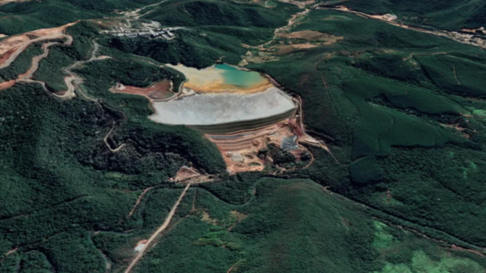 cdsII-848x477 Além da indenização, o MPMG exige que a AngloGold Ashanti apresente um relatório detalhado sobre a avaliação do sistema de alertas, uma revisão dos protocolos de ação em caso de acionamento automático das sirenes e uma nova auditoria para verificar a estabilidade da barragem CDS-II, que está desativada desde 2023 e em processo de descaracterização.