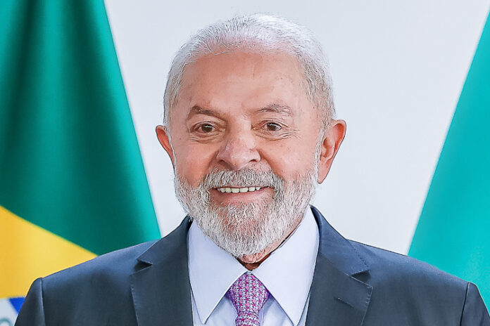 11.01.2024 - Ministro da Justiça e Segurança Pública, Flávio Embora o ex-presidente Jair Bolsonaro (PL) esteja inelegível até 2030, a pesquisa também simulou um confronto entre ele e Lula, onde o atual presidente venceria com 51% contra 35% de Bolsonaro, caso o ex-mandatário estivesse apto a disputar