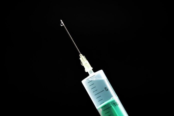injection-5917297_1280 Campanha abrange profissionais de saúde, doulas e trabalhadores de creches, com foco na prevenção de casos graves e óbitos pela coqueluche