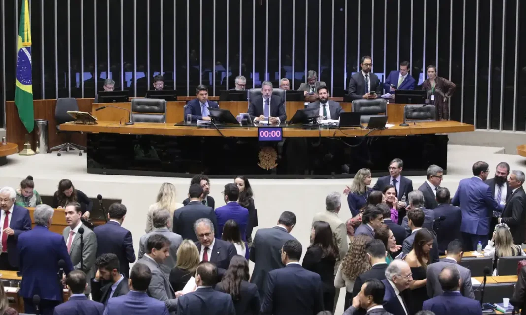 reforma-tributária A reforma tributária, com as alterações propostas, pode resultar em uma redução da alíquota padrão do IVA, passando de 28,55% (maior do mundo) para 27,84%.