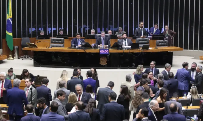 reforma-tributária A reforma tributária, com as alterações propostas, pode resultar em uma redução da alíquota padrão do IVA, passando de 28,55% (maior do mundo) para 27,84%.