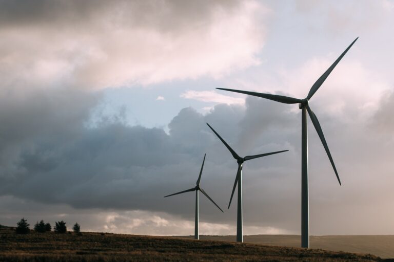 O projeto está agora em debate no Senado, e se aprovado com as emendas incluídas, pode não só resultar em um aumento na tarifa da conta de luz para os mineiros, como também criar uma distorção nas políticas energéticas do país