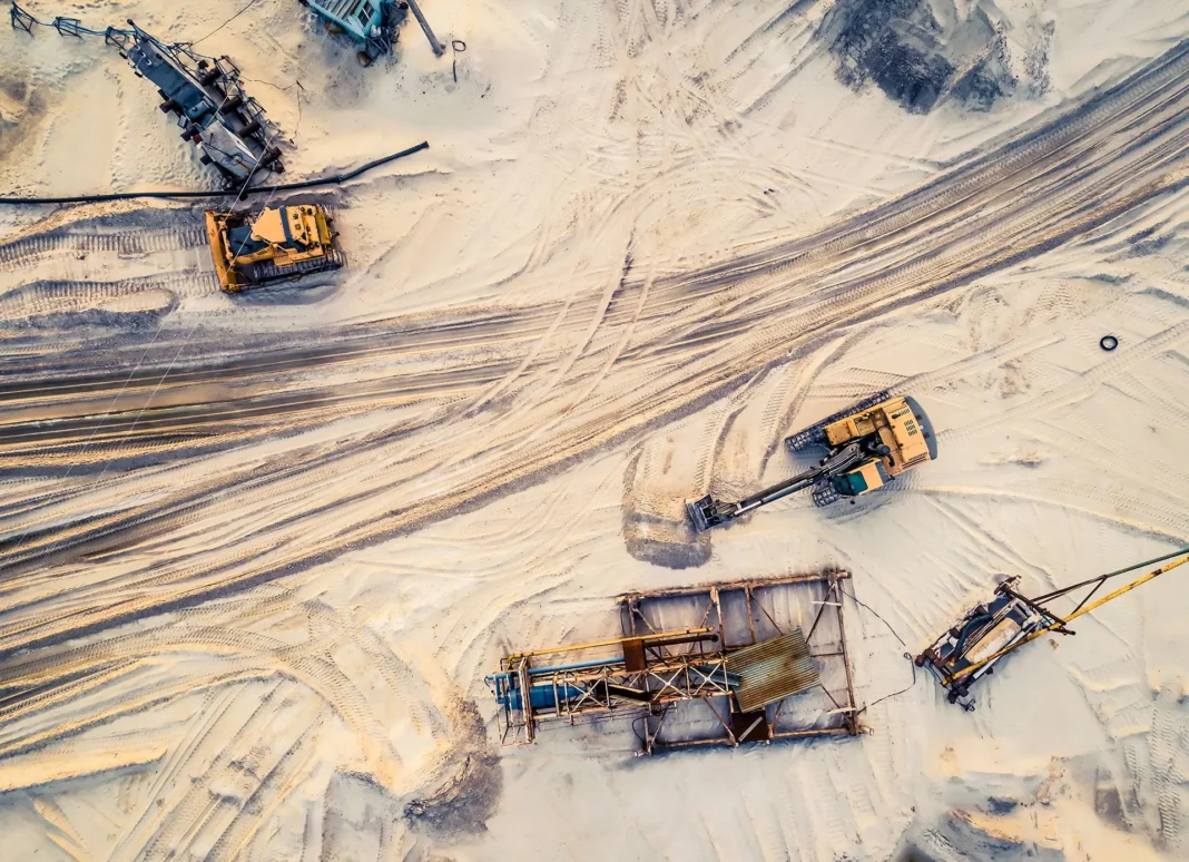 A chegada dessas mineradoras Junior Minings ao Brasil não é por acaso. Mudanças regulatórias, como a criação da Agência Nacional de Mineração (ANM) em 2017, abriram portas para que investidores estrangeiros pudessem atuar com mais segurança