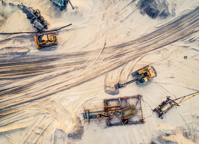 A chegada dessas mineradoras Junior Minings ao Brasil não é por acaso. Mudanças regulatórias, como a criação da Agência Nacional de Mineração (ANM) em 2017, abriram portas para que investidores estrangeiros pudessem atuar com mais segurança