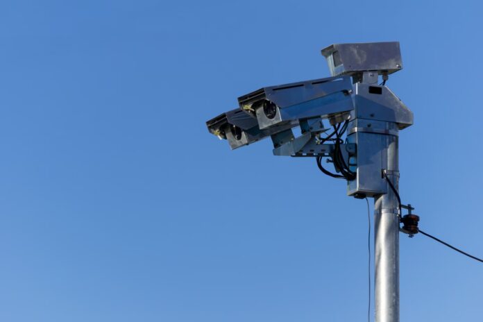 Radar O projeto, que está orçado em R$ 313.203.444,11, visa não apenas a instalação dos novos equipamentos, mas também intervenções em pontos críticos e a promoção de ações educativas nas estradas de Minas