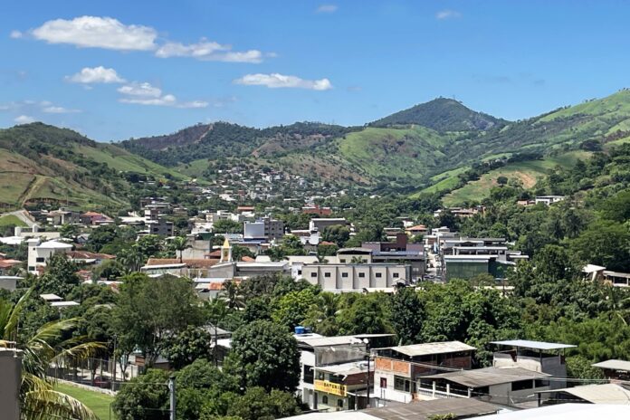 Em sua justificativa, o prefeito de Santana do Paraíso explicou que a carga horária de 6 horas diárias já não atendia às necessidades da cidade, especialmente diante das crescentes demandas por serviços públicos