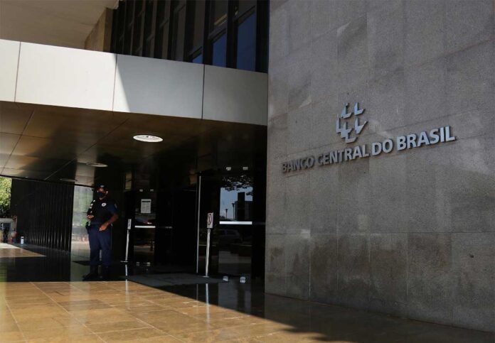 Juros elevados podem desacelerar atividade econômica, prejudicando a geração de empregos e a renda das famílias, segundo a Fiemg