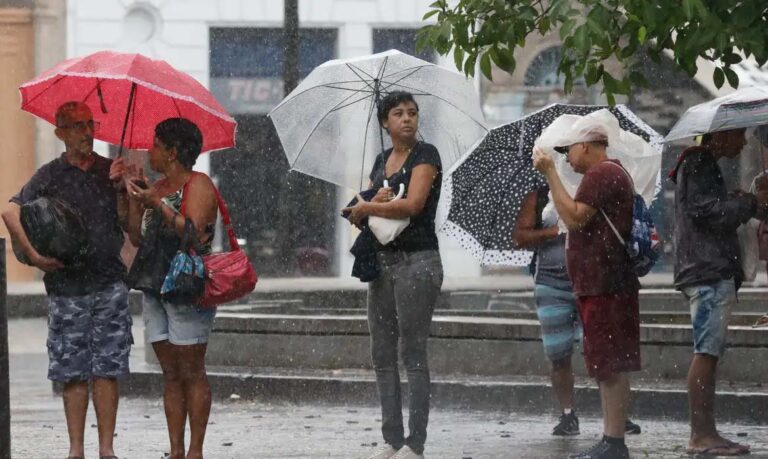 Em alerta laranja, cidades podem ter volume de água superior a 100 milímetros por dia e ventos de até 100 km/h; Em Minas, Defesa Civil orienta sobre como agir em caso de enchentes e tempestades