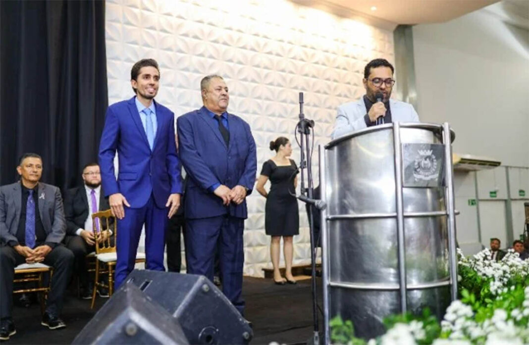 Sem Título-9 Jovem prefeito tomou posse junto com o vice Pedrão e os 19 vereadores eleitos; Mesa diretora da Câmara de Ipatinga foi eleita por unanimidade em chapa única