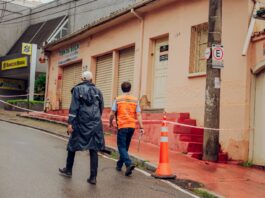 Segundo a nota, o foco da ação se dá pelo risco iminente de desmoronamento de um imóvel localizado na rua Tiradentes, em razão de uma obra realizada sem autorização na rua Daniel Jardim de Grisolia, que está interditada desde janeiro do ano passado pela Prefeitura de Itabira