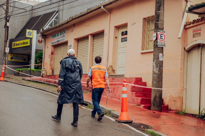 Segundo a nota, o foco da ação se dá pelo risco iminente de desmoronamento de um imóvel localizado na rua Tiradentes, em razão de uma obra realizada sem autorização na rua Daniel Jardim de Grisolia, que está interditada desde janeiro do ano passado pela Prefeitura de Itabira