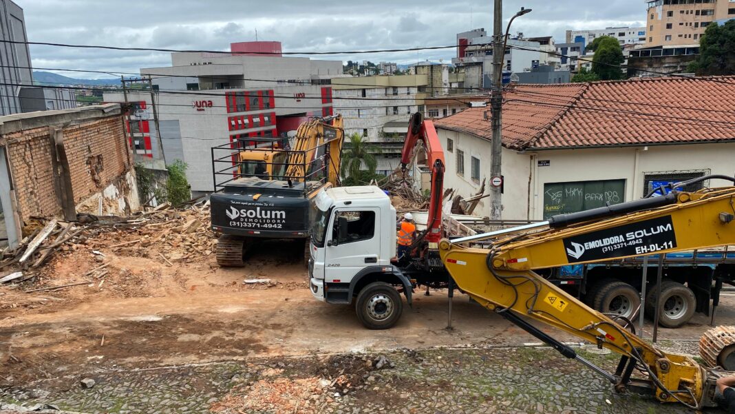 Antes da demolição, equipes da Prefeitura de Itabira removeram móveis, quadros e outros pertences do casarão. Todo o material foi cuidadosamente catalogado e guardado pela Secretaria Municipal de Desenvolvimento Urbano para preservação