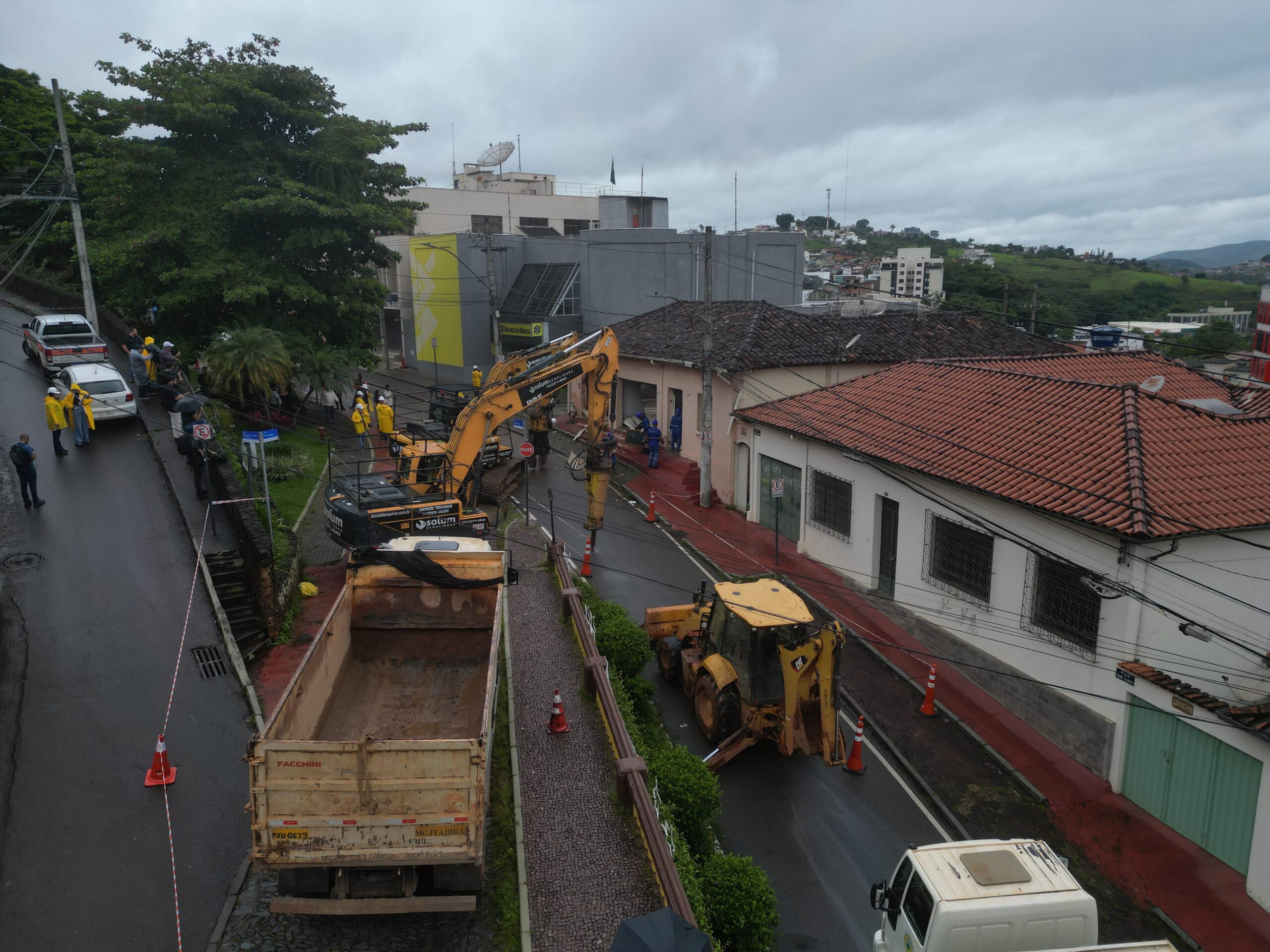 A demolição foi necessária após a constatação de perigo iminente de desabamento do casarão provocado por uma obra irregular em terreno particular. A liminar autorizando a demolição foi expedida pelo juiz Rêidric Victor da Silveira Condé Neiva e Silva, da 2ª Vara Cível da Comarca de Itabira, nessa segunda-feira (14), a partir também de manifestação favorável do Ministério Público. 