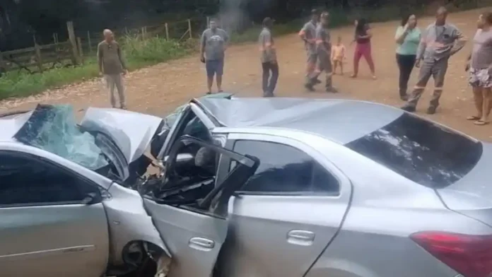 baixados Imagens compartilhadas nas redes sociais mostram a destruição dos veículos envolvidos, o que evidencia a gravidade da colisão na MG-436